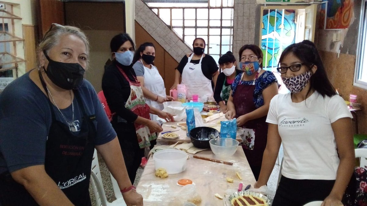 AMAPRosario's tweet photo. ¡Curso de Gastronomía para Emprendedores, en marcha! Capacitamos en oficios para brindar a alumnas y alumnos mejores oportunidades de inserción laboral, con posibilidades reales de mejorar los ingresos de la economía familiar. 
#rosarioemprende #emprendedoresrosario https://t.co/2FEjxBWQZh
