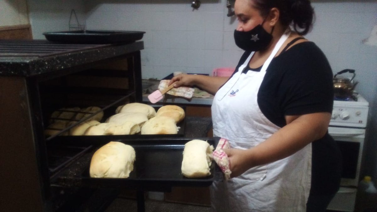 AMAPRosario's tweet photo. ¡Curso de Gastronomía para Emprendedores, en marcha! Capacitamos en oficios para brindar a alumnas y alumnos mejores oportunidades de inserción laboral, con posibilidades reales de mejorar los ingresos de la economía familiar. 
#rosarioemprende #emprendedoresrosario https://t.co/2FEjxBWQZh