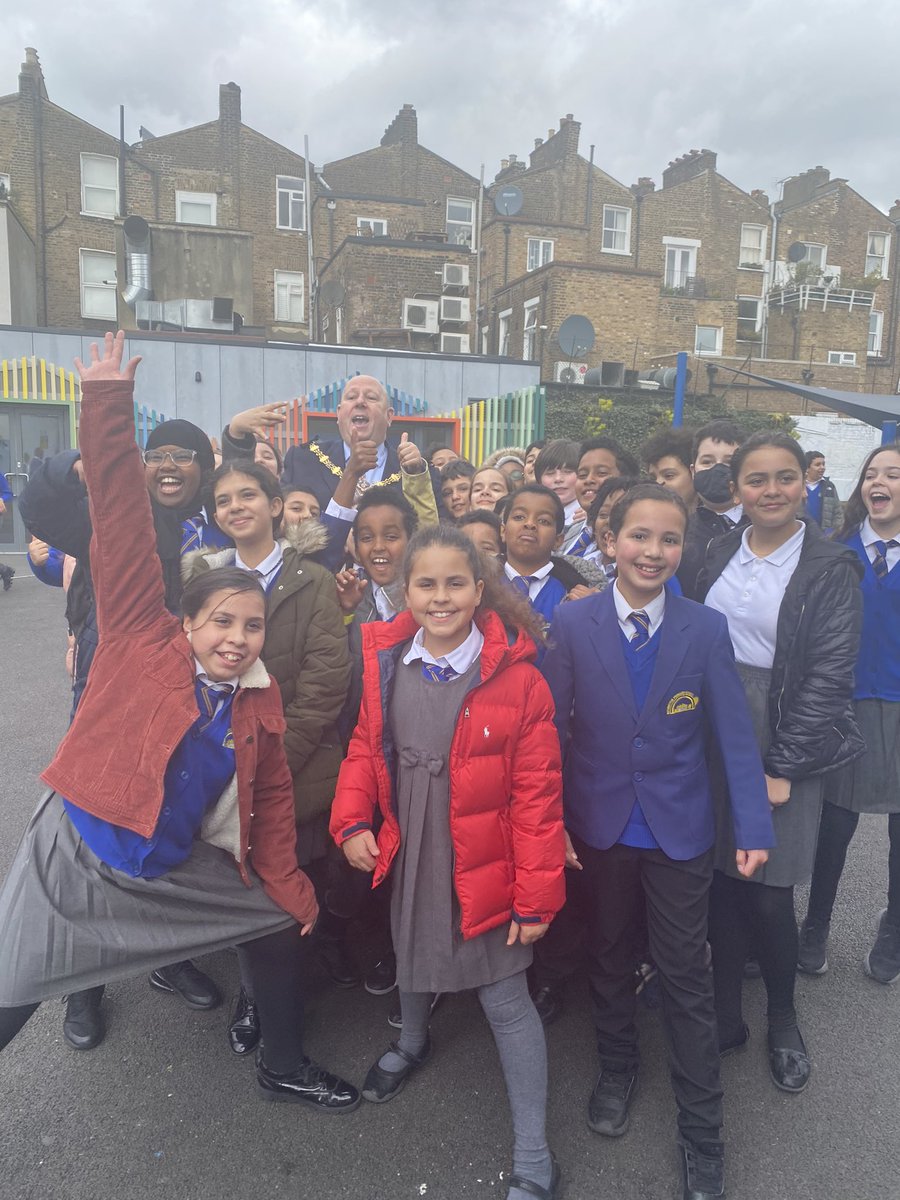 BevingtonRBKC's tweet photo. Thanks to #RBKCMayor for coming to help us with 3D printing @BevingtonRBKC https://t.co/b9mUfn4SXm