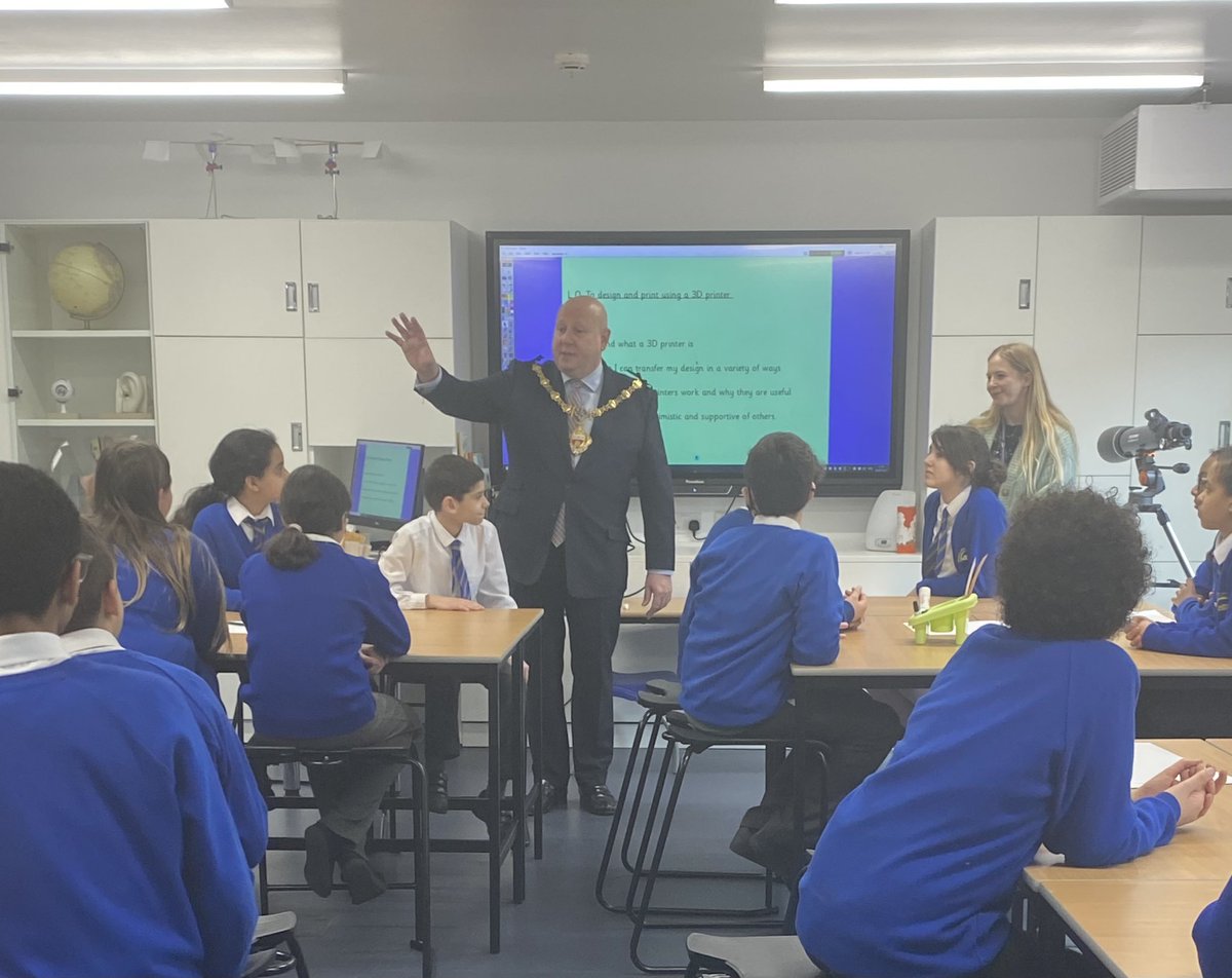BevingtonRBKC's tweet photo. Thanks to #RBKCMayor for coming to help us with 3D printing @BevingtonRBKC https://t.co/b9mUfn4SXm