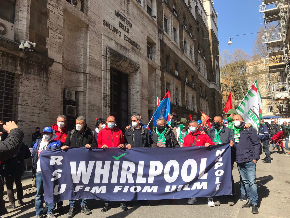CislNazionale's tweet photo. Pieno sostegno della #Cisl ai lavoratori #metalmeccanici ed alle categorie che oggi hanno manifestato davanti al #Mise per chiedere al #Governo di sbloccare le tante vertenze industriali aperte da mesi. Va garantita l’occupazione, il rilancio di tutte le produzioni: #LuigiSbarra https://t.co/64mg1QXDe5