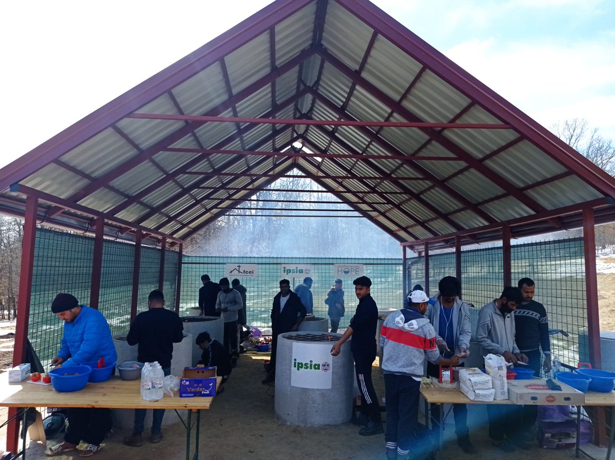 Medhope_FCEI's tweet photo. Oggi, insieme a @ipsia_acli e con la Croce rossa locale, abbiamo inaugurato le cucine collettive al campo di #Lipa #Bihac #Bosnia dove i migranti potranno prepararsi in autonomia i pasti. Il nostro progetto #FCEI è realizzato con fondi @8x1000Valdese. #balkanroute #rottabalcanica https://t.co/vQ52I1GRo6