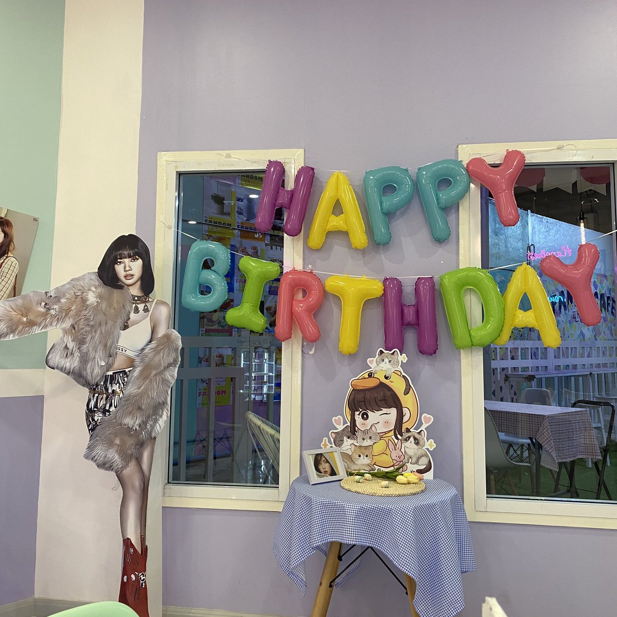 misspaulinawang's tweet photo. วันนี้ไป @FandomCafe_ วันเกิดน้องลิซมาค่าา🥰💓🎀
#HAPPYLISADAY
#LisaInFandomArea
#LISA
#LALISA https://t.co/7BB6RnqWLB