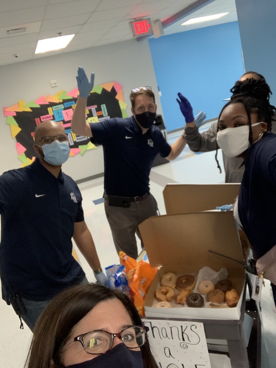 artsygirlmlb's tweet photo. What a great send off to spring break! @EMMMSCougars Thank you #AdminDreamTeam❤️❤️😎 https://t.co/tBNSjeWRI5