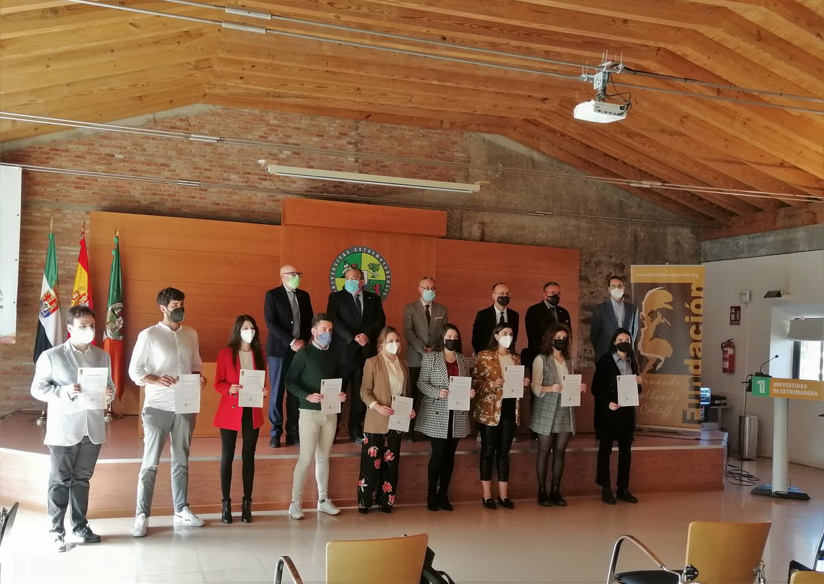 Fundac_Valhondo's tweet photo. 🏅Hoy ha tenido lugar nuestro acto anual de entrega de credenciales de #becas de investigación en la UEx @infouex. ¡Bienvenidos a los nuevos doctorandos y enhorabuena a todos! 👏👏
https://t.co/Tv0htKB83W https://t.co/ku8D6bUGmC