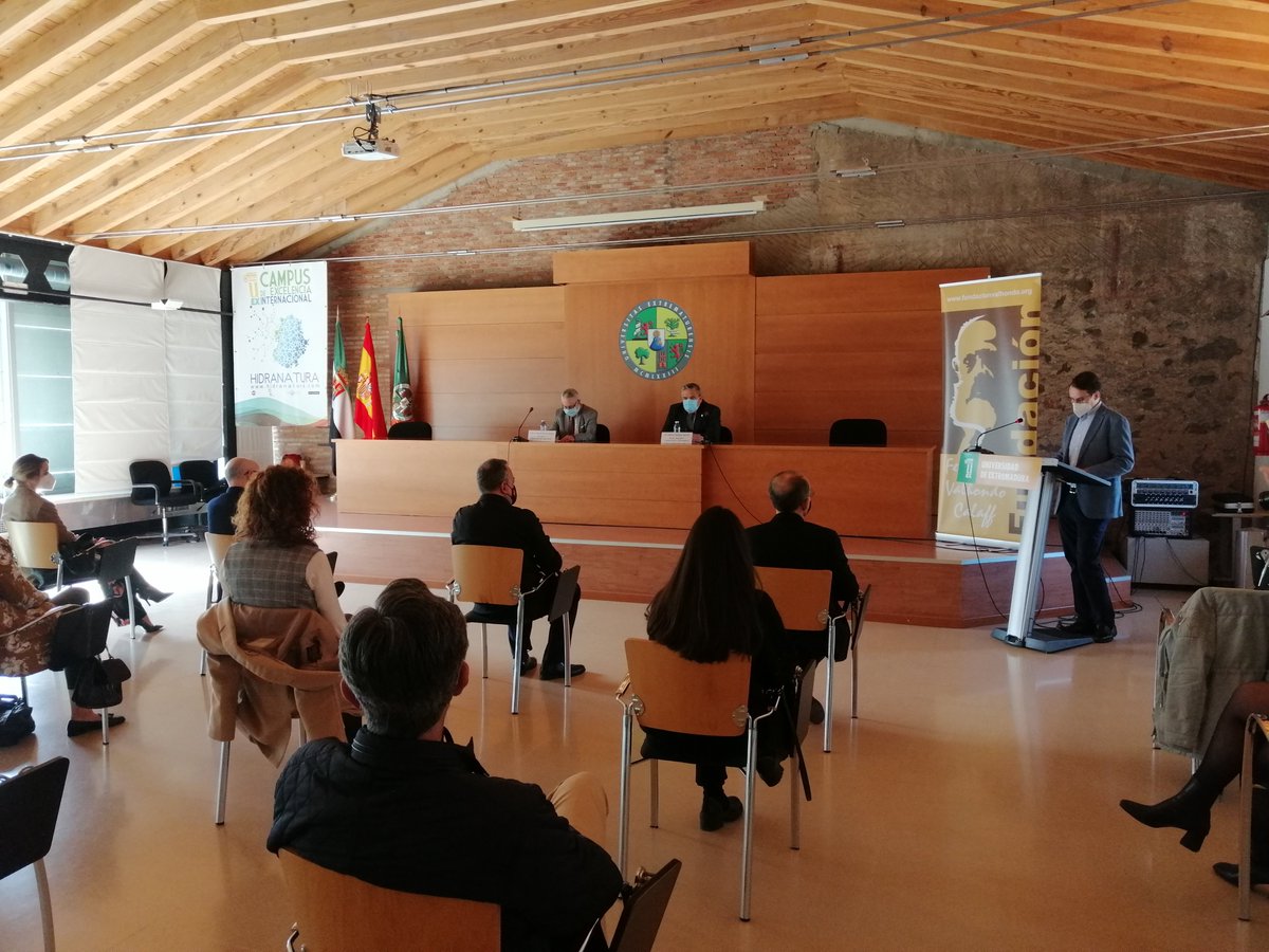 Fundac_Valhondo's tweet photo. 🏅Hoy ha tenido lugar nuestro acto anual de entrega de credenciales de #becas de investigación en la UEx @infouex. ¡Bienvenidos a los nuevos doctorandos y enhorabuena a todos! 👏👏
https://t.co/Tv0htKB83W https://t.co/ku8D6bUGmC