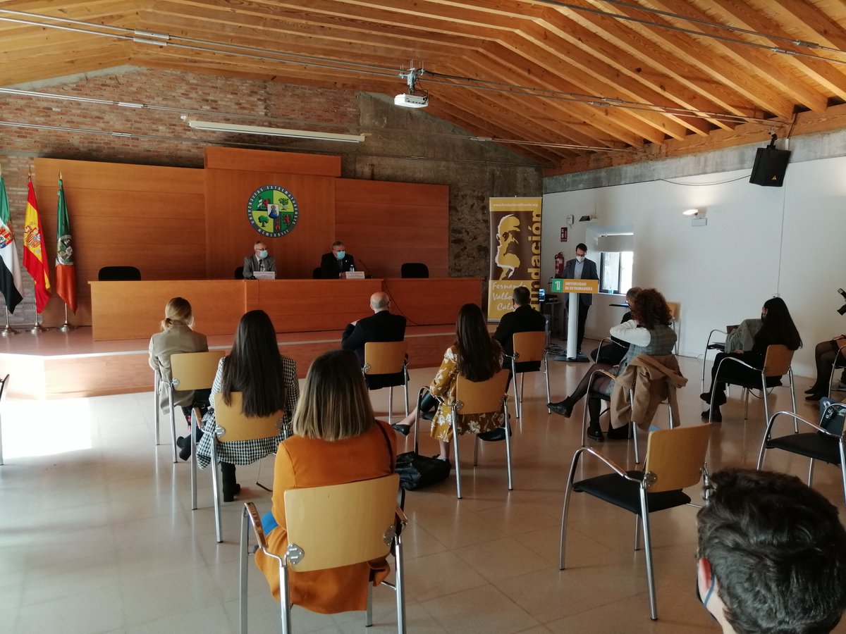 Fundac_Valhondo's tweet photo. 🏅Hoy ha tenido lugar nuestro acto anual de entrega de credenciales de #becas de investigación en la UEx @infouex. ¡Bienvenidos a los nuevos doctorandos y enhorabuena a todos! 👏👏
https://t.co/Tv0htKB83W https://t.co/ku8D6bUGmC