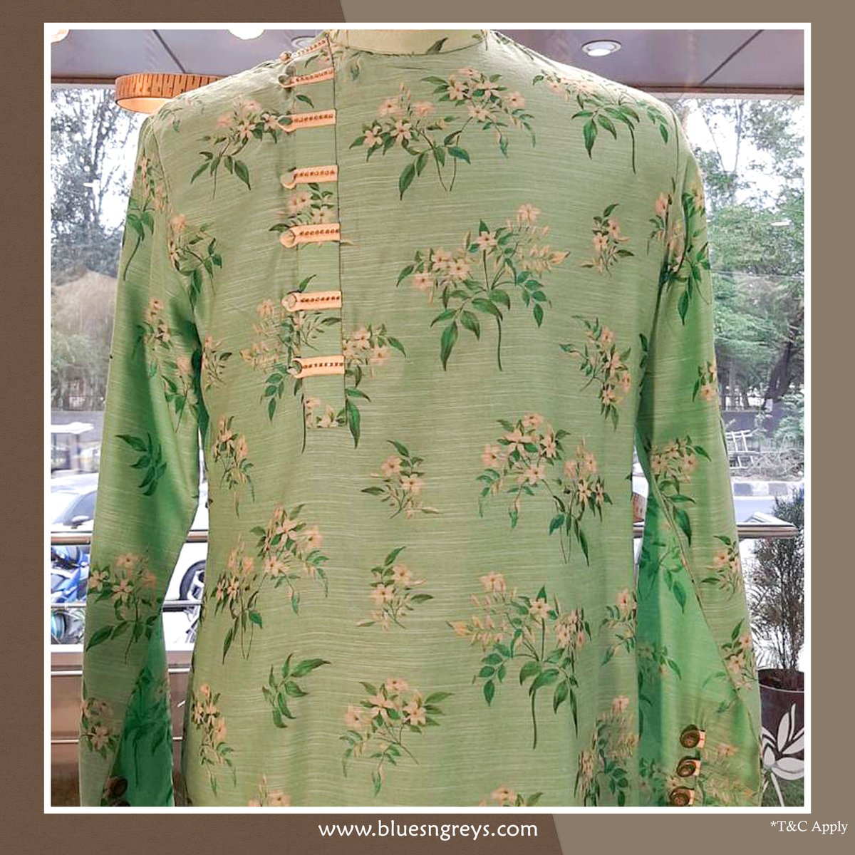 bluesngreys's tweet photo. One of the best things about floral prints is that they are both timeless and versatile. This tailored to sartorial perfection from muslin cotton silk fabric. Our special deal of everything under ₹15,000/- [*T&amp;C Apply] makes it a bewitching choice. #Bluesngreys https://t.co/N23fsR5bgR