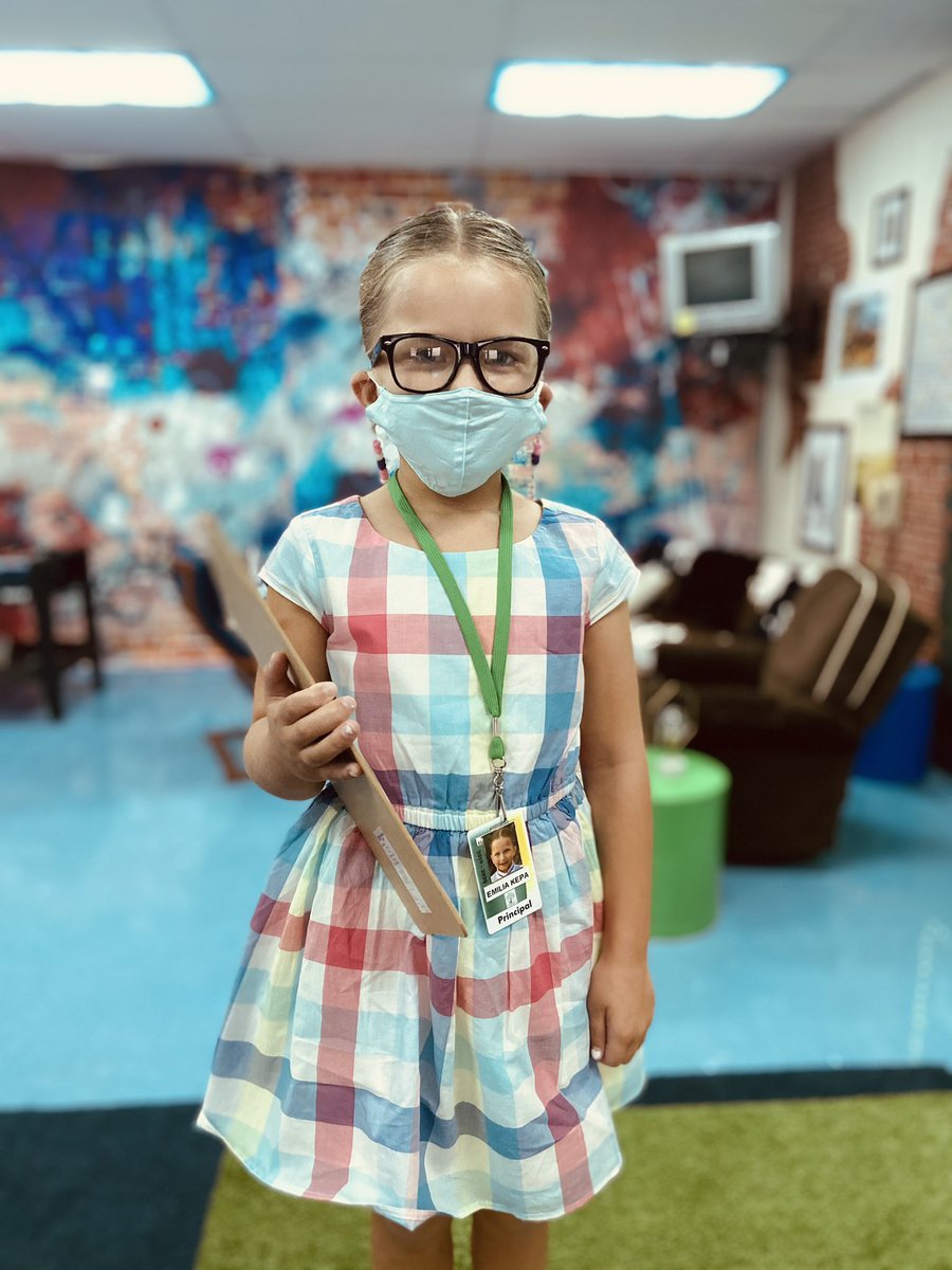 mrsditarando's tweet image. #selmatters This scholar dressed for her future as a principal. She said, “The most important job a principal does is solve problems and we learn how to do that in SEL!” 

#SELDay #girlpower #SEL4equity