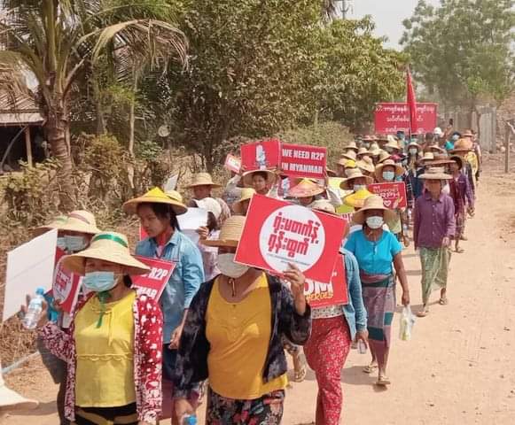 Byun_Sori6104's tweet photo. People from PhaungKar Village, Salingyi township,Sagaing protest against the Military Terrorists and support CRPH @CrphMyanmar !!!

#WhatsHappeningInMyanmar
#Mar26Coup https://t.co/TUlvKtvsau