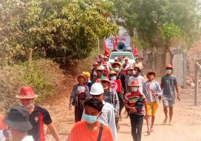 Byun_Sori6104's tweet photo. People from PhaungKar Village, Salingyi township,Sagaing protest against the Military Terrorists and support CRPH @CrphMyanmar !!!

#WhatsHappeningInMyanmar
#Mar26Coup https://t.co/TUlvKtvsau
