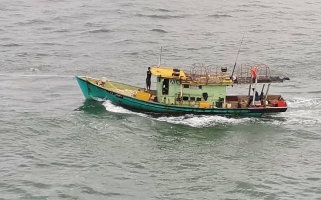 bernamadotcom's tweet photo. Keluarga pemancing yang dikhuatiri hilang gembira kesemua mangsa ditemukan selamat https://t.co/SsD5ajRFsx https://t.co/OLezWTxMxk
