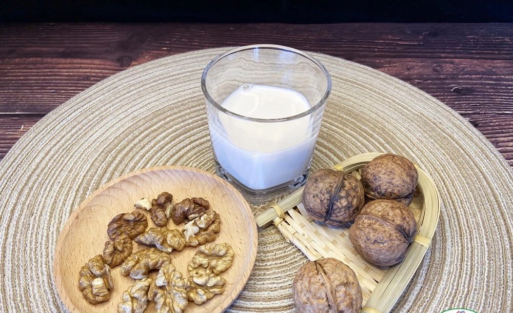 VivirenGuizhou's tweet photo. Tal producto conserva la composición nutricional original de las nueces y contiene fosfolípidos que tienen un buen efecto protector sobre los nervios del cerebro. Su consumo regular es bueno para prevenir la arteriosclerosis, la hipertensión. https://t.co/lnytei8h4Q