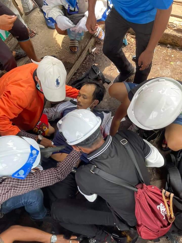 Zinlayy3's tweet photo. TW//Myeik 
The Terrorists Group Of Military Coup being violently crackdown to protesters that 4 people have been injured and a young girl are arrested. 
#WhatsHappeningInMyanmar
#Mar26Coup https://t.co/lsZdx9lmMM