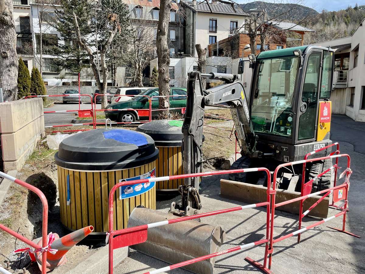 ccbrianconnais's tweet photo. AMENAGEMENT DE NOUVEAUX CONTENEURS 

➡ Grâce à un travail de concert entre la CCB et la @VilleBriancon, des nouveaux conteneurs semi-enterrés viennent d'être installés Place Roger Martin pour faciliter et améliorer le dépôt des usagers. 
#triselectif #responsabilitecollective https://t.co/2iIHKOQzwn