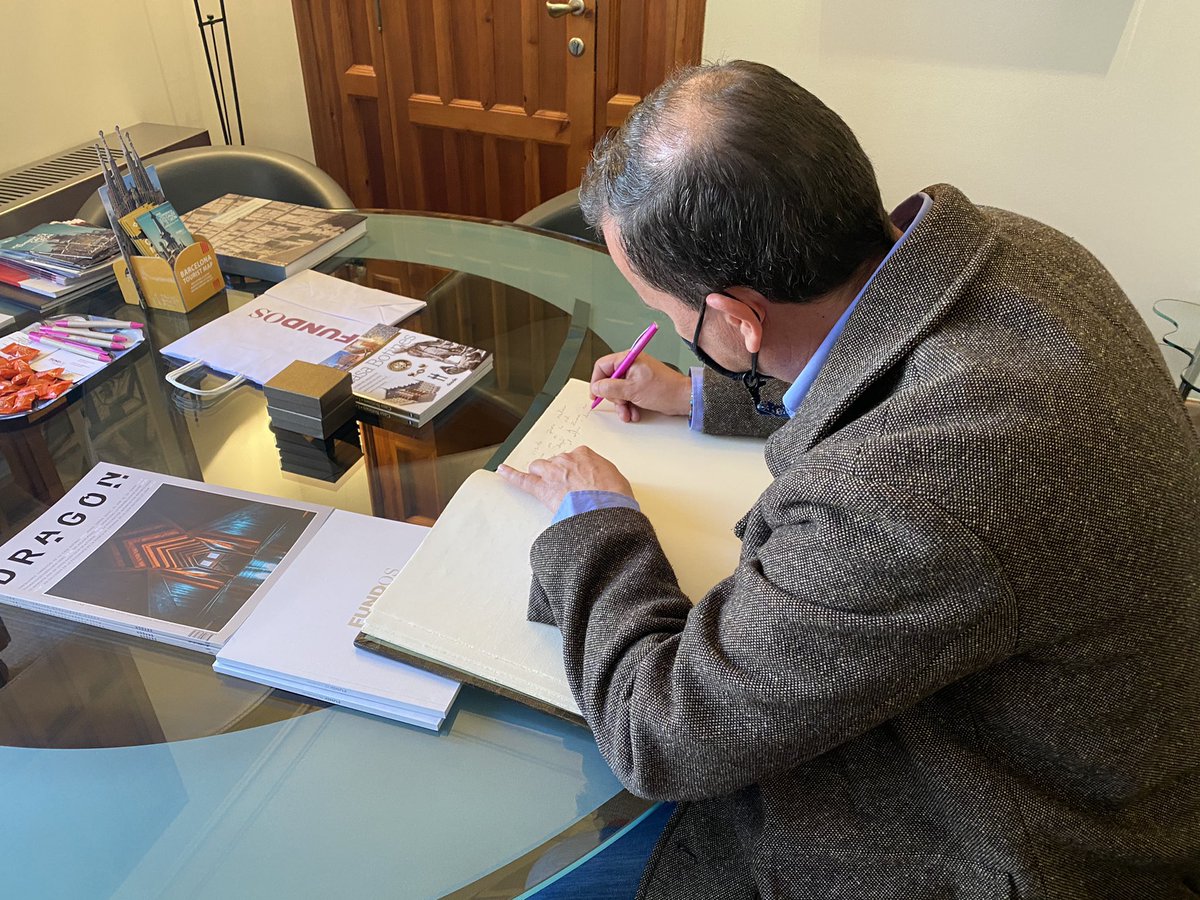 fundoscyl's tweet photo. Esta semana recibimos la visita del Presidente de la @dipuzamora, D. Francisco Requejo, que mantuvo un encuentro con el Director de FUNDOS y conoció de primera mano el Museo @CasaBotines . La reunión sirvió para explorar distintas vías de colaboración entre ambas instituciones. https://t.co/KKtAco9ElE