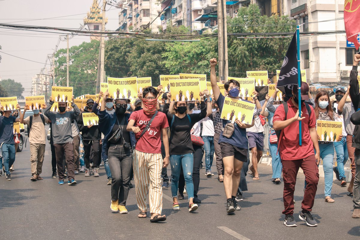 dvbburmese's tweet photo. Among very tight security, a group of youth successfully anti-coup protesting at downtown Sule this morning.
လုံခြုံရေးတင်းကျပ်နေတဲ့ကြား ရန်ကုန်မြို့လယ် မနက် (၁၀)နာရီက လူငယ်ပြောက်ကျား သပိတ်တစ်ခုပြုလုပ်နိုင်ခဲ့။ 
#Mar26Coup #RejectMilitaryCoup #WhatIsHappeningInMyanmar https://t.co/Zq3WKFcttu