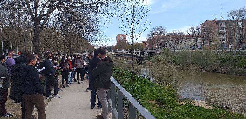 ConstruccionFcc's tweet photo. Esta semana los alumnos de la Escuela de Ingenieros de Montes, visitaron el proyecto de renaturalización del río Manzanares, ejecutado por Matinsa. Apostamos por la vinculación entre Universidad y Empresa #talento #ingenieros #montes #matinsa #renaturalizacion https://t.co/9N8sYqpkJh