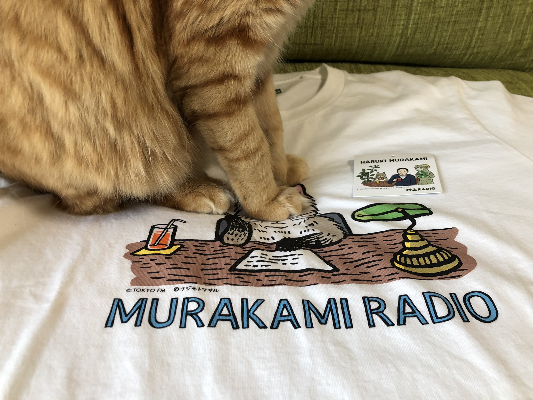 تويتر セイ على تويتر Haruki Murakami 村上radio Ut を買った 写真撮りたい 猫が来た 猫が踏んだ 猫が座り込んだ ハイハイ では記念写真を 猫 村上春樹 ユニクロ 村上radio Harukimurakami T Co 5fkr2esj2q