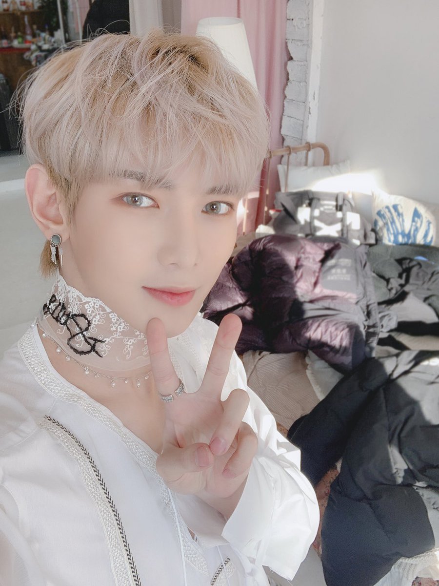 ATEEZofficial's tweet photo. [#여상] 에이티니 요즘 아침엔 덥고 저녁엔 추우니깐 외투 꼭 챙겨요!!
#ATEEZ #에이티즈 https://t.co/xpslhwPZpV