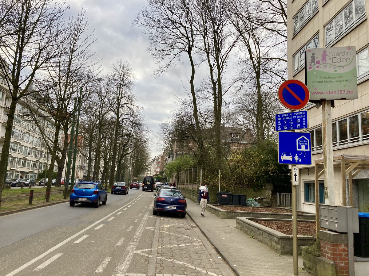 fietsinbrussel's tweet photo. On #AvAlbert speed cushions are installed and #zone30 implemented. Rightly so.
And where do we go from there? Which separated cycling lane merits a #zone50 on #AvChurchill? Which safe crossing? Which wide sidewalk?
Calling on @elkevdbrandt to revoke zone30-exemption! https://t.co/wtSnFFNbQv