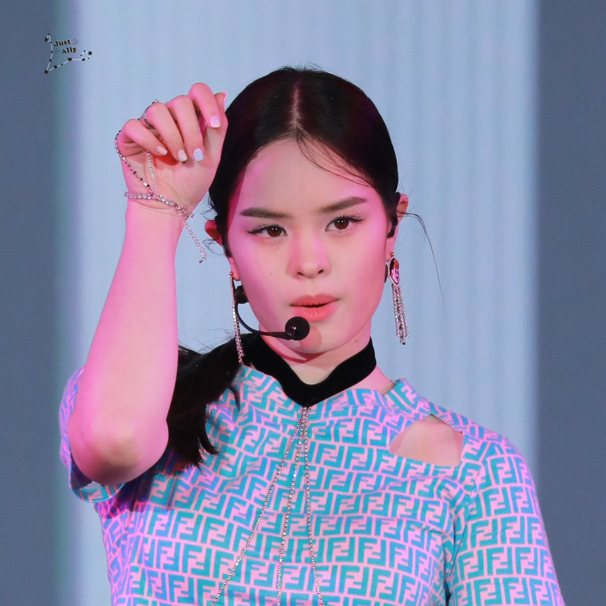 justally_1's tweet photo. ยังงัยดีจะหาว่าอวย ....แม้แต่สีเล็บยังสวยเอาจริง🥰
210325  AR3NA DEBUT SHOWCASE 
Special Guest : ALLY
#แอลลี่ 
#ALLY 
#allynitibhon 
#ALLYsONLY https://t.co/VtKTgrcEW6