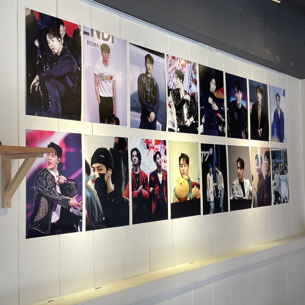 anythar_092's tweet photo. [기본 특전] 
- 컵홀더+ 포토카드
[선착순 특전]
- A3포스터 매일 30매 선착증정(1인 1매)
[보틀 음료구매시(선착)]
- 보틀스티커+엽서 증정
[영수증 추첨 이벤트]
- 현수막+X배너는 영수증 추첨을 통한 증정

#OnTime_JACKSON_SEOUL
#GOT7 #JACKSON #갓세븐 #잭슨 
#OnTimeWithJackson https://t.co/C5otYa4BoF