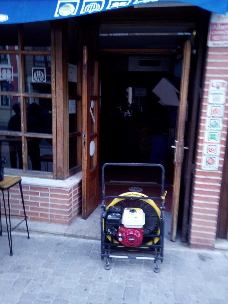 BomberosDip_VLL's tweet photo. Intervenimos a causa del incendio de una cámara frigorífica en una churrería en Medina de Rioseco 🚒👨‍🚒 https://t.co/zcLYRz6Iie