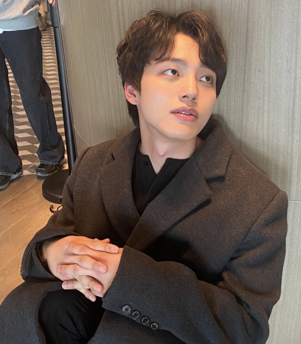hwayi9oo's tweet photo. @circulate9oo @myeojin9oo @Actor_Yeo That's so true... I tried to pull this look off but it came out like I'm having a really bad butt cramps..π
#YeoJinGoo
#BeyondEvil
#HanJooWon
#NoBadAngle https://t.co/qccouHxEuT