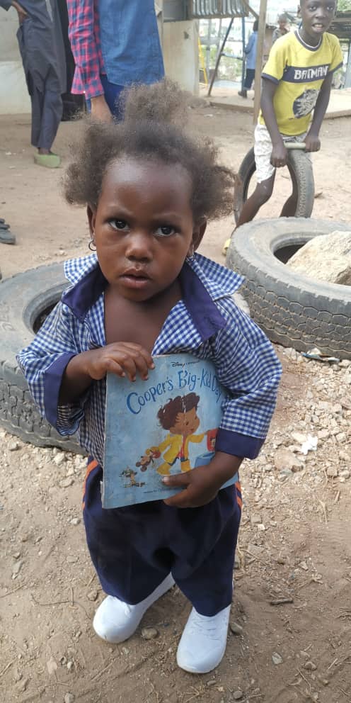 nfischool's tweet photo. Meet the tenacious little Amatala Musa! Amatala is not our student, her siblings are but every now and again we would notice her hang around school premises under the sun with a book, we have spoken to her mom about this. Please note; We are not currently admitting students. https://t.co/7eeMiLF5SL