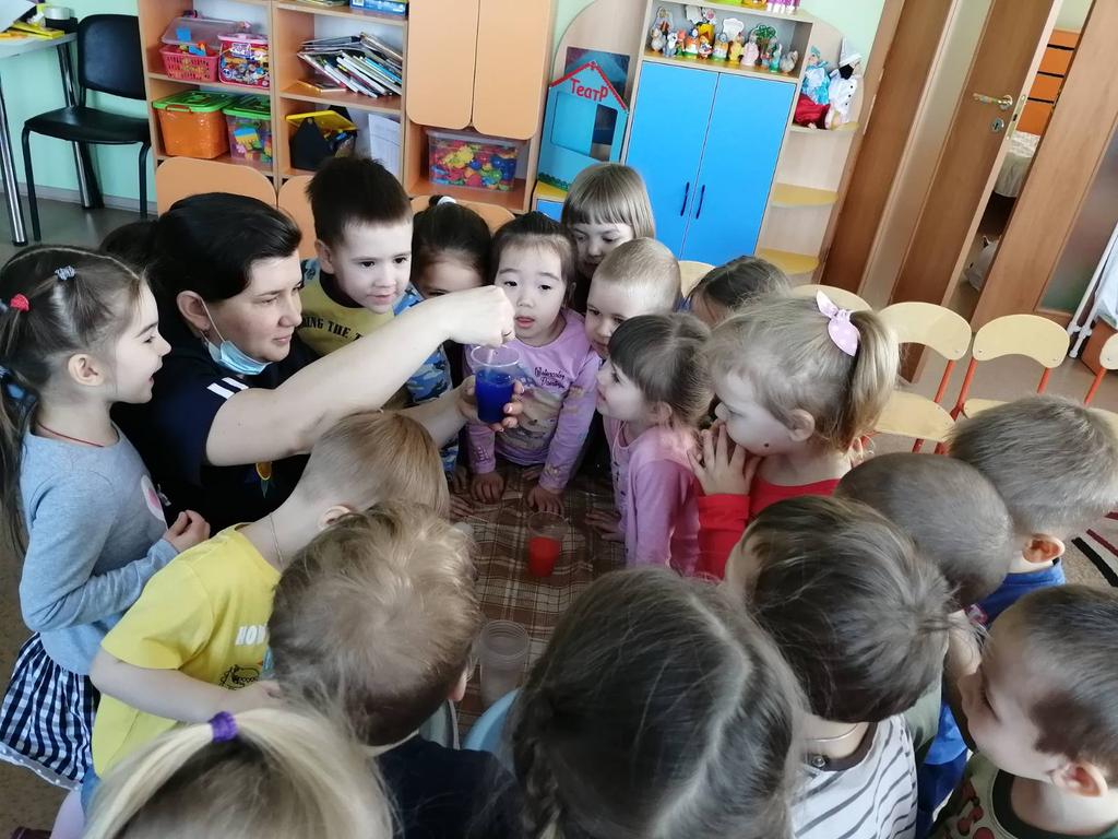 Экспериментирование во 2 младшей группе 
Цель: в процессе совместной деятельности педагога с детьми создать условия для выявления свойств и качеств воды