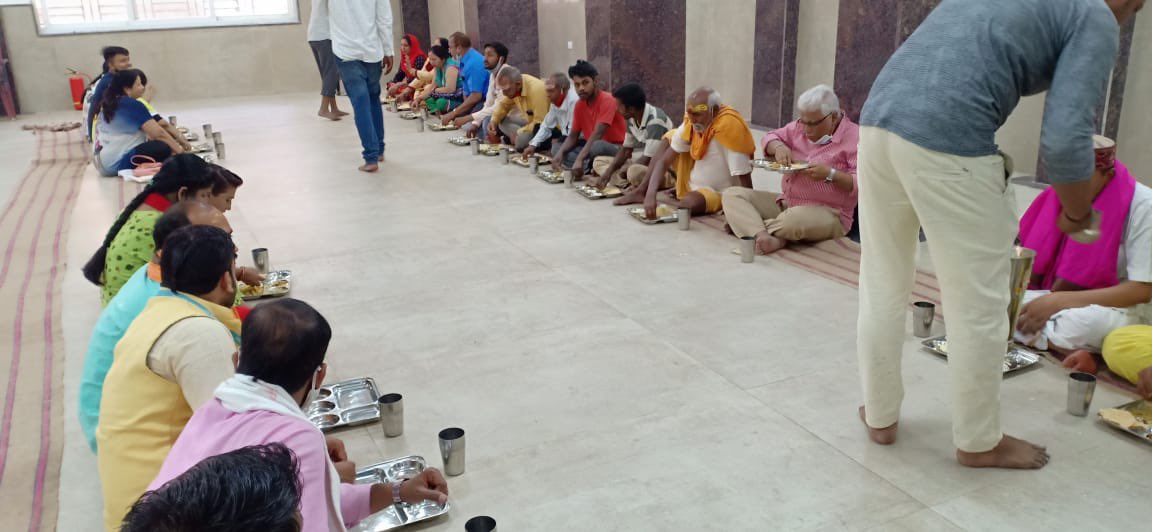 ShriVishwanath's tweet photo. श्री काशी विश्वनाथ मंदिर अन्नक्षेत्र में आज दिनांक 26-03-2021 को अमिता अग्रवाल जी के सहयोग द्वारा श्रद्धालुओं को भोजन कराया गया
#Annkshetra #Anndan #Bhojan #Prasad #Shrikashivishwanath #MataAnnpurna https://t.co/0YKpJmINJN