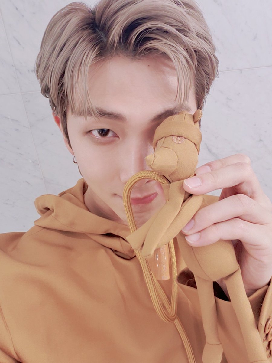 7BLost's tweet photo. Buenas, sólo venía a recomendarles la nueva canción de Lay como solista que me encantó en cuanto la escuché, deberían correr a escucharla y darle amor, es un temazo 🤩
#Luky #LaySoloDebut #UNeedMe https://t.co/EOM9n2yhi4