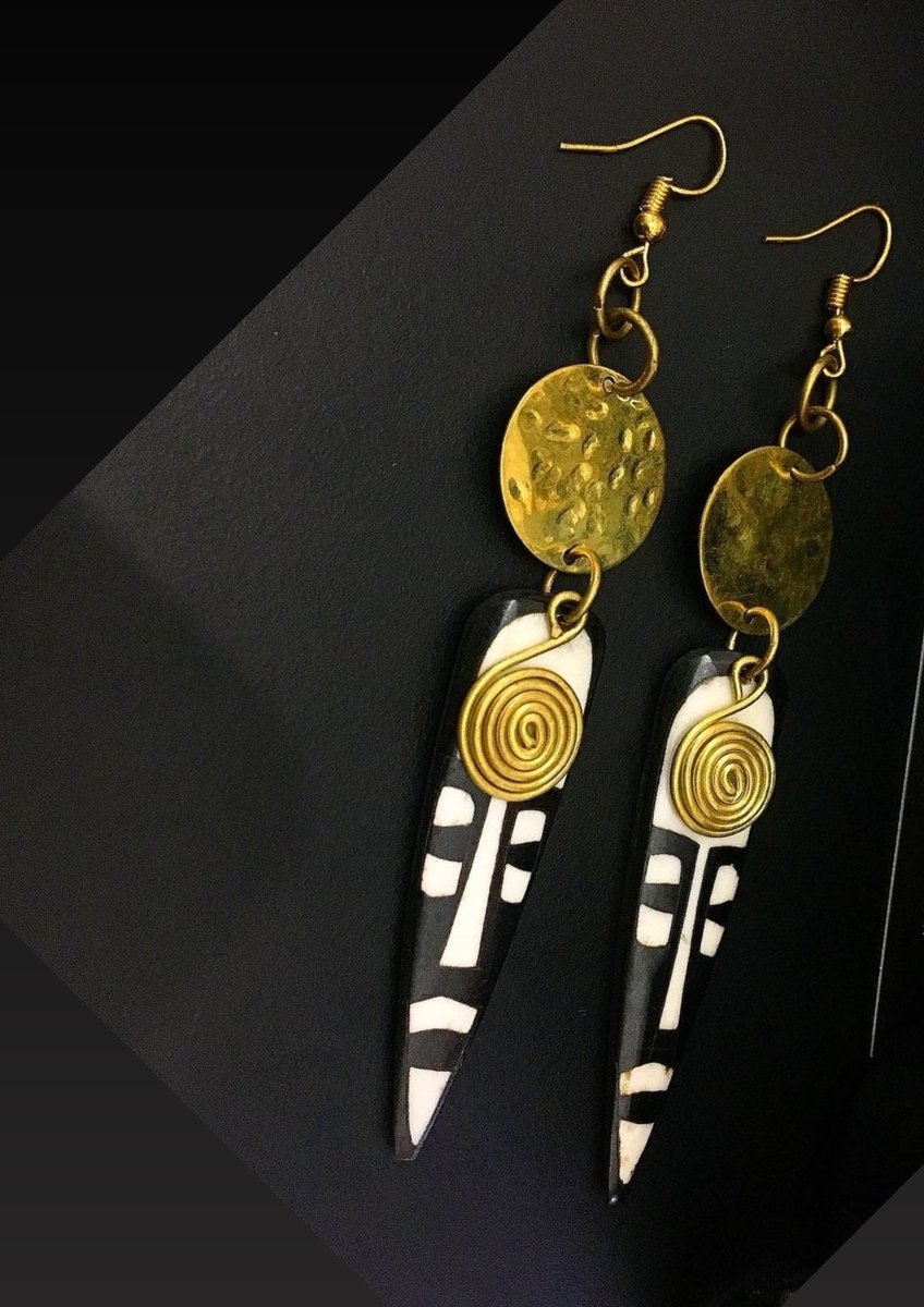 FamAfrican's tweet photo. Bone *brass earrings.
@350ksh only
We deliver and ship worldwide too ✈️📦
#handmadeinkenya #womeninbusiness #blackownedbusiness #earringfashion #earringsmadeinkenya #jewelrykenya #handcraftedjewelry #beauty #ad #MichaelJosephExposed #lockdownagain #businessowner #allnatural https://t.co/tEhhm2U1Vj