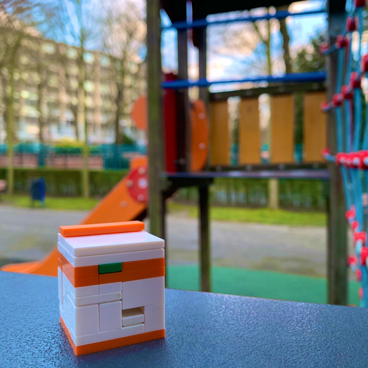 Afternoon at the park, playing with my puzzle « The Safe ». Sunny days are coming back !
#legoideas #neverwithoutmypuzzlebricks #puzzle3D #afol #legophotography #diy