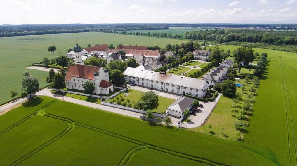 citemagroup's tweet photo. Even though the citema team is mainly working from home due to our #modernwork concept, there is the possibility to escape to our office in Möschenfeld and make use of a flexible workplace. Coding and looking into the scenic courtyard of this 👇 historic estate? 🤩 YES PLEASE! https://t.co/AHDH5VK7GZ