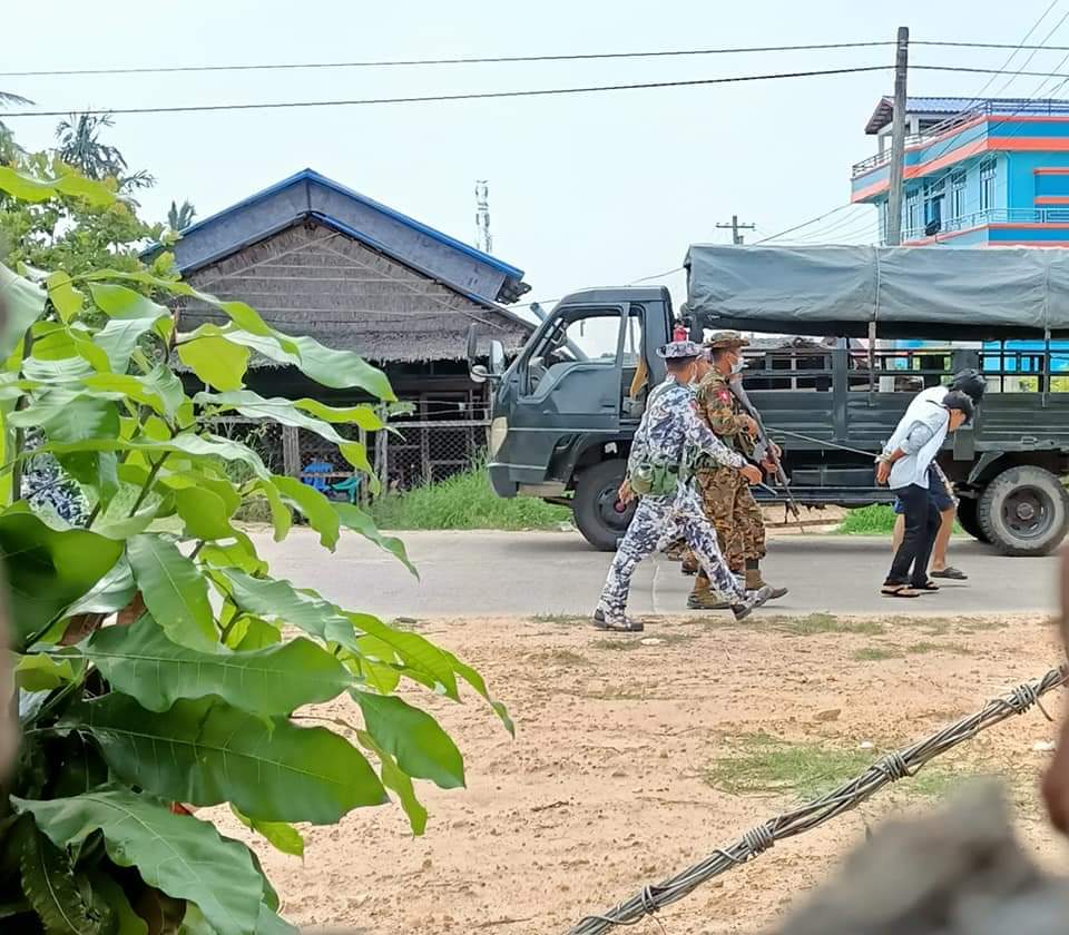 LeatLin's tweet photo. People arrested
In Myeik
#Mar26Coup 
#WhatsHappeningInMyanmar https://t.co/vZ6mZXIbBF