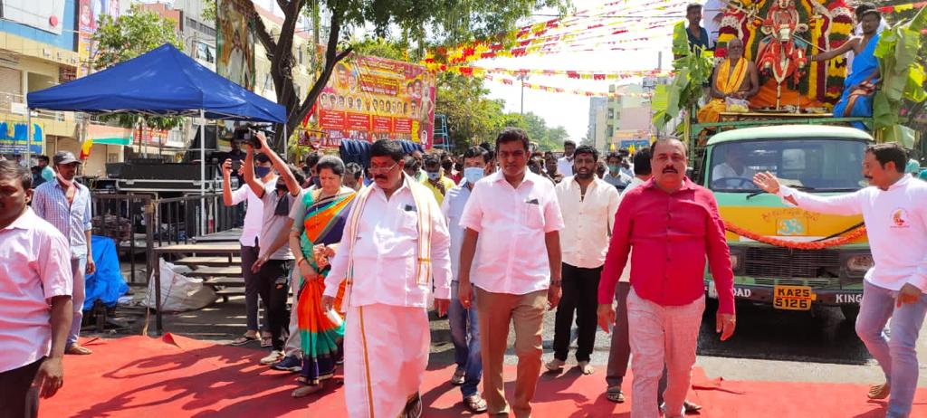 RagavndraNagraj's tweet photo. ಇಂದು ಕುರುಬರ ಹಳ್ಳಿಯಲ್ಲಿ, ಡಾ.ರಾಜಕುಮಾರ್ ಟ್ರಸ್ಟ್ (R) ನವರು ಆಯೋಜಿಸಿದ್ದ ಚಾಲುಕ್ಯ ಕನ್ನಡೋತ್ಸವ ಹಾಗೂ ಗ್ರಾಮದೇವತೆ ಶ್ರೀ ದೊಡ್ಡಮ್ಮದೇವಿ ಉತ್ಸವವನ್ನು ತಾಯಿ ಭುವನೇಶ್ವರಿ ದೇವಿಯ ಭಾವಚಿತ್ರಕ್ಕೆ ಪುಷ್ಪಾರ್ಚನೆ ಸಲ್ಲಿಸುವ ಮೂಲಕ ಉದ್ಘಾಟಿಸಲಾಯಿತು. 3 ದಿನಗಳ ಕಾಲ ಈ ಉತ್ಸವ ನಡೆಯಲಿದೆ.

#bjpbengalurunorth
#mahalaxmilayout https://t.co/5woNY5FW6N