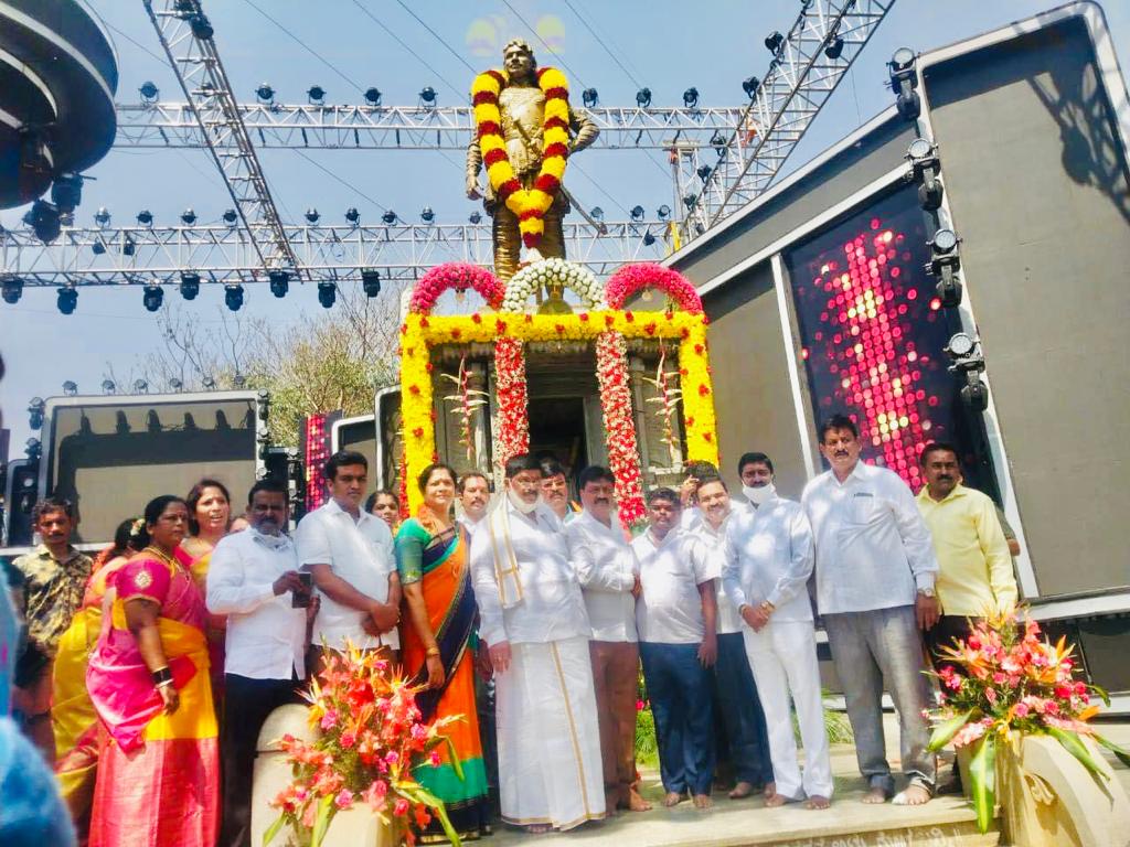 RagavndraNagraj's tweet photo. ಇಂದು ಕುರುಬರ ಹಳ್ಳಿಯಲ್ಲಿ, ಡಾ.ರಾಜಕುಮಾರ್ ಟ್ರಸ್ಟ್ (R) ನವರು ಆಯೋಜಿಸಿದ್ದ ಚಾಲುಕ್ಯ ಕನ್ನಡೋತ್ಸವ ಹಾಗೂ ಗ್ರಾಮದೇವತೆ ಶ್ರೀ ದೊಡ್ಡಮ್ಮದೇವಿ ಉತ್ಸವವನ್ನು ತಾಯಿ ಭುವನೇಶ್ವರಿ ದೇವಿಯ ಭಾವಚಿತ್ರಕ್ಕೆ ಪುಷ್ಪಾರ್ಚನೆ ಸಲ್ಲಿಸುವ ಮೂಲಕ ಉದ್ಘಾಟಿಸಲಾಯಿತು. 3 ದಿನಗಳ ಕಾಲ ಈ ಉತ್ಸವ ನಡೆಯಲಿದೆ.

#bjpbengalurunorth
#mahalaxmilayout https://t.co/5woNY5FW6N