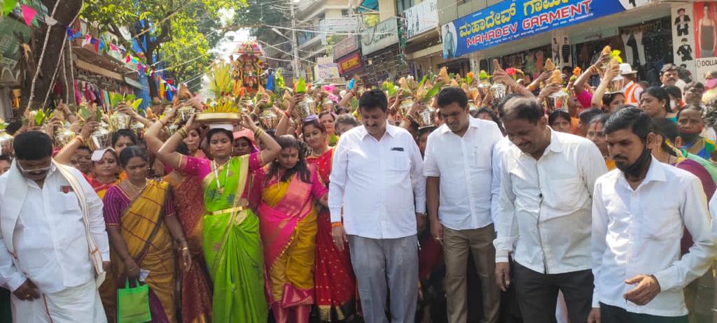 RagavndraNagraj's tweet photo. ಇಂದು ಕುರುಬರ ಹಳ್ಳಿಯಲ್ಲಿ, ಡಾ.ರಾಜಕುಮಾರ್ ಟ್ರಸ್ಟ್ (R) ನವರು ಆಯೋಜಿಸಿದ್ದ ಚಾಲುಕ್ಯ ಕನ್ನಡೋತ್ಸವ ಹಾಗೂ ಗ್ರಾಮದೇವತೆ ಶ್ರೀ ದೊಡ್ಡಮ್ಮದೇವಿ ಉತ್ಸವವನ್ನು ತಾಯಿ ಭುವನೇಶ್ವರಿ ದೇವಿಯ ಭಾವಚಿತ್ರಕ್ಕೆ ಪುಷ್ಪಾರ್ಚನೆ ಸಲ್ಲಿಸುವ ಮೂಲಕ ಉದ್ಘಾಟಿಸಲಾಯಿತು. 3 ದಿನಗಳ ಕಾಲ ಈ ಉತ್ಸವ ನಡೆಯಲಿದೆ.

#bjpbengalurunorth
#mahalaxmilayout https://t.co/5woNY5FW6N