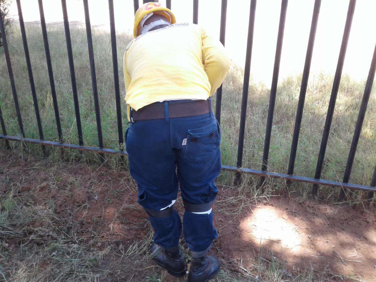 wo_fire's tweet photo. The Working on Fire Clocolan team conducted fuel load reduction in Clocolan in the Eastern Free State.
The team ensured that the risks of veld fires are mitigated by removing vegetation that serves as fuel to destructive veld fires.
#WOF_FS
#FuelLoadReduction https://t.co/DbzyrFXnx7