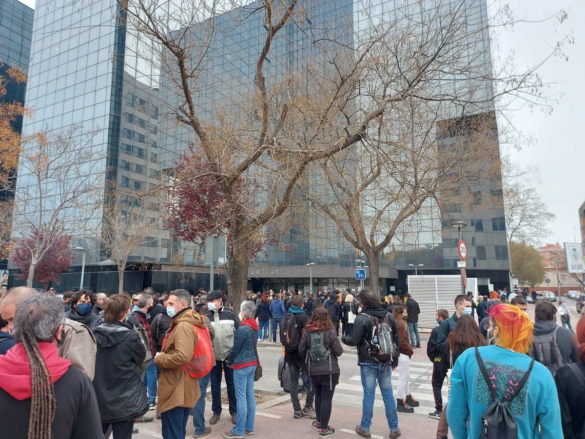 📍 Som als jutjats de Sabadell per fer costat a <a href="/Som27iMes/">#Som27iMés</a>

Defensar la universitat pública no és cap delicte! Exigim l’absolució! ✊#VaValdreLaPena