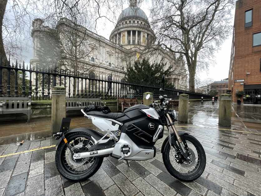 EngElecMotCo's tweet photo. Visordown's review of the all-electric #citycommuter Super Soco TC Max "it's a really perky little machine to dart around the streets on. Great fun!"⚡#Demo at EEMC from 13th April😎https://t.co/PgEXYzJINP @visordown @supersocouk #supersocotcmax #electricmotorcycle #scooter #EVs https://t.co/3uW4WYdqtb