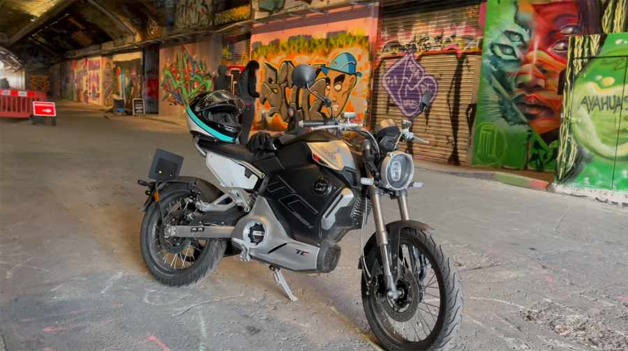 EngElecMotCo's tweet photo. Visordown's review of the all-electric #citycommuter Super Soco TC Max "it's a really perky little machine to dart around the streets on. Great fun!"⚡#Demo at EEMC from 13th April😎https://t.co/PgEXYzJINP @visordown @supersocouk #supersocotcmax #electricmotorcycle #scooter #EVs https://t.co/3uW4WYdqtb
