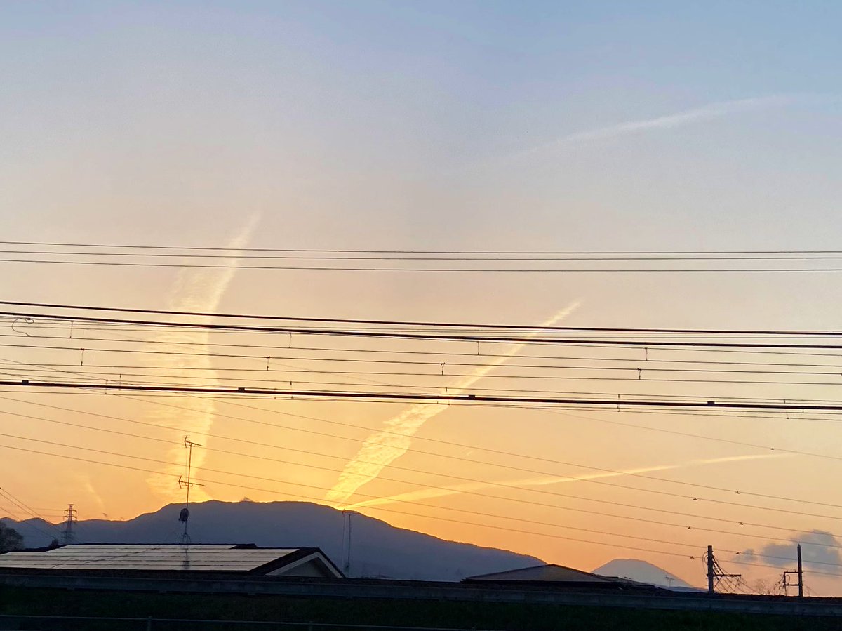 risa_5_3's tweet photo. 変な雲 https://t.co/be1EKxWAgT