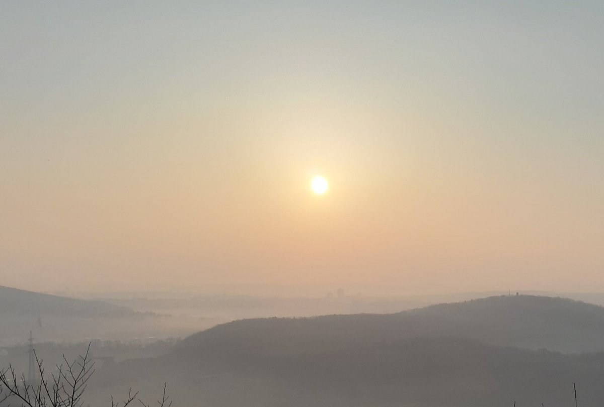 No better way to start in the day with a morning jog and enjoying this stunning view of the rising sun over Sauerland 🏃🏻‍♀️

#morningrun #bewegung #sunrise #ruhrgebiet #sauerland