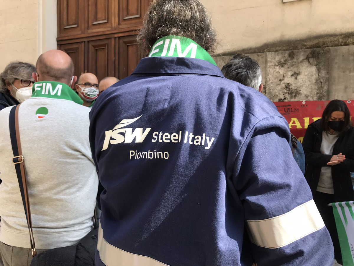 FIMCislStampa's tweet photo. #Crisi al #MiSE presidio dei lavoratori metalmeccanici di tutt’Italia. 56mila lavoratori rischiano il posto di lavoro. Tra questi decine di vertenza storiche che aspettano una soluzione 👉  https://t.co/tAZvufmsqp https://t.co/KEa5FBoMku