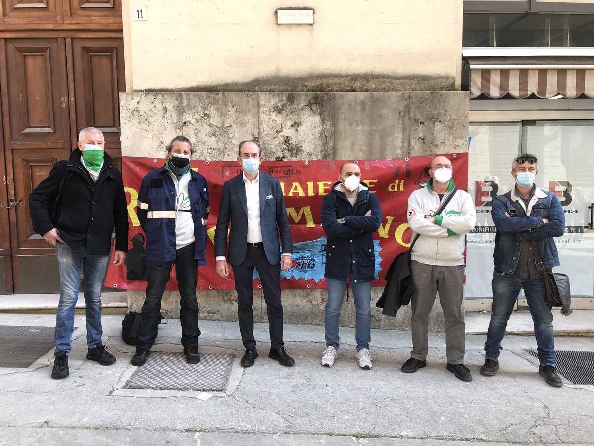 FIMCislStampa's tweet photo. #Crisi al #MiSE presidio dei lavoratori metalmeccanici di tutt’Italia. 56mila lavoratori rischiano il posto di lavoro. Tra questi decine di vertenza storiche che aspettano una soluzione 👉  https://t.co/tAZvufmsqp https://t.co/KEa5FBoMku