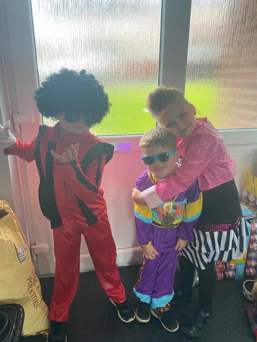 pengiun66's tweet photo. @POAFederation Happy 40th Birthday Ysgol Gronant https://t.co/pgnxfL1hIN