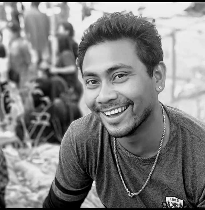 Myanmar_Now_Eng's tweet photo. Funeral of Myo Min Aung, 33, another victim of the coup regime, in Tamu, Sagaing this afternoon (Mar 26). He was shot in the chest when the regime’s troops started firing at civilians for no reason around 2330 last night. At least 8 injured, locals said.  #WhatsHappeningInMyanmar https://t.co/1hkkk5EW2y